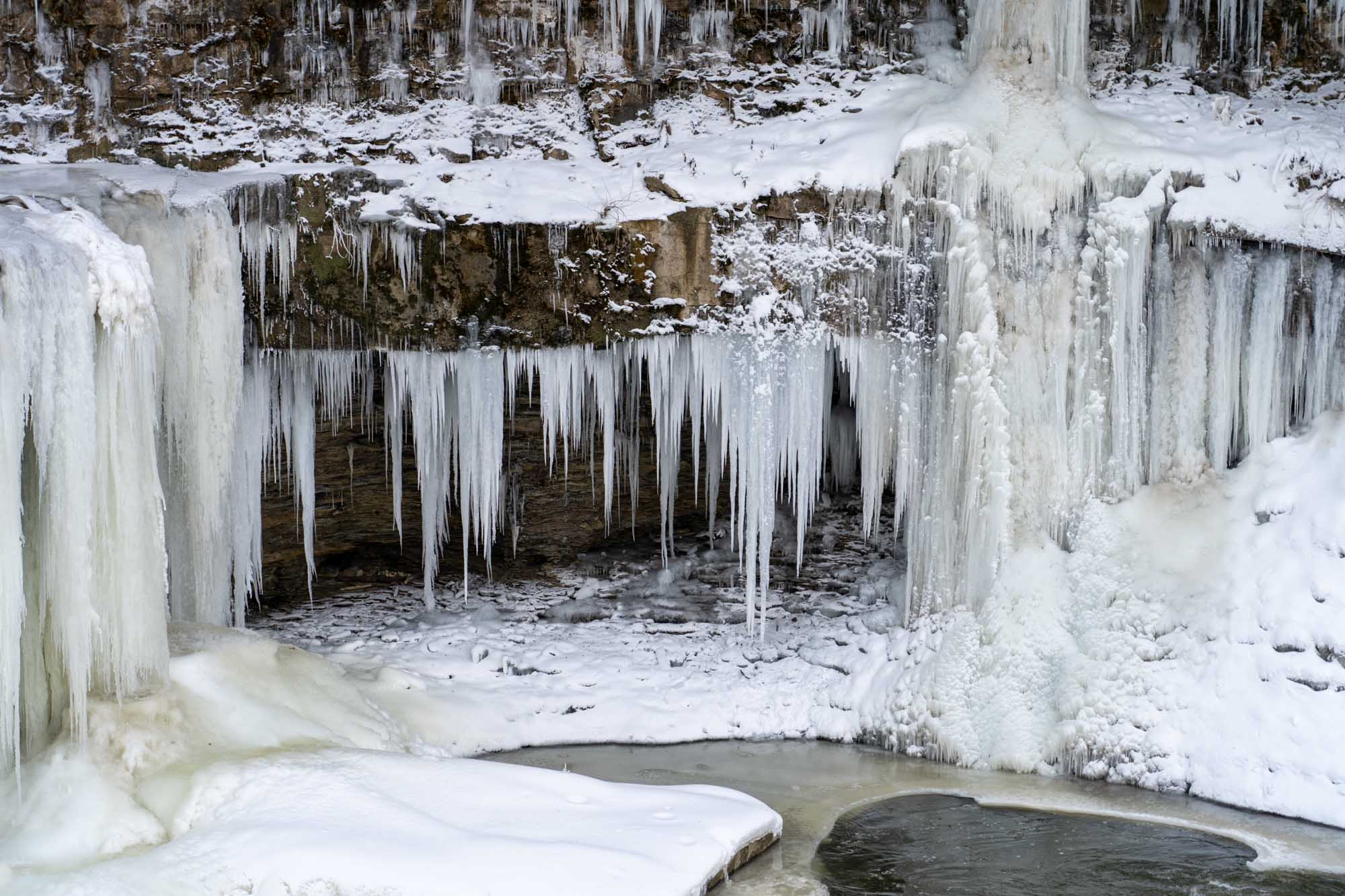 Read more about the article Where to See Frozen Waterfalls Near Cleveland this Winter